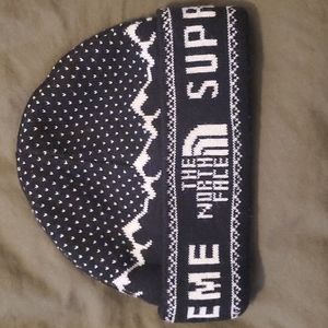 Supreme x The North Face Beanie